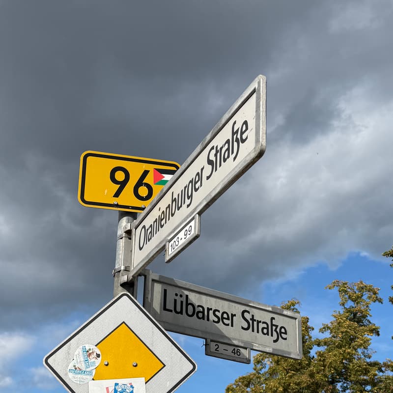 Straßenschilder an der Lübarser Straße direkt vor dem Zulassungsheld-Laden